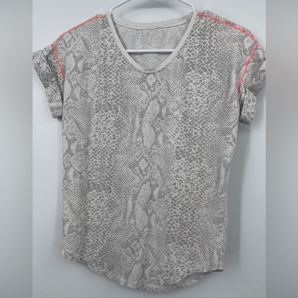 Lululemon Short Sleeve Top Snake Print Small? - Picture 1 of 6